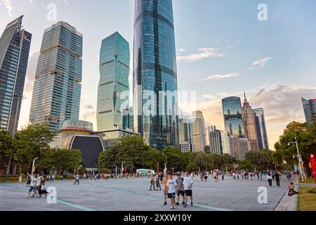 Les gens se promènent sur la place Huacheng entourée de gratte-ciel modernes. Nouvelle ville de Zhujiang, district de Tianhe, Guangzhou, province du Guangdong, Chine. Banque D'Images