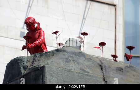 KIEV, UKRAINE - 26 AOÛT 2024 - la sculpture « fille aux tournesols » de l'artiste de rue français James Colomina installée pour célébrer le 33ème jour de l'indépendance de l'Ukraine est située sur le piédestal du monument au commandant militaire bolchevique Mykola Shchors dans le boulevard Tarasa Shevchenka qui a été enlevé le 9 décembre 2023, Kiev, capitale de l'Ukraine. Banque D'Images