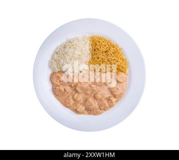 Strogonoff de crevettes avec riz et pomme de terre de paille isolé sur fond blanc. Banque D'Images