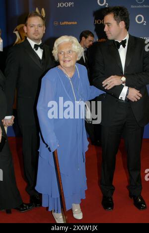 Hambourg, Deutschland. 07 juillet 2014. PHOTO ARCHIVE : Heidi Kabel aurait eu 110 ans le 27 août 2024, Heidi KABEL, Allemagne, actrice, figurine entière, corps entier, format portrait, 18 novembre 2004. ? Crédit : dpa/Alamy Live News Banque D'Images