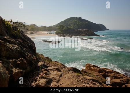 Paraty, Brésil. 23 août 2024. Journée ensoleillée à Do Meio Beach dans le village de Trindade, Paraty, Rio de Janeiro, Brésil, le 23 août, 2024. (photo par Igor do Vale/Sipa USA) crédit : Sipa USA/Alamy Live News Banque D'Images