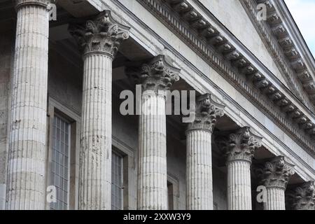 Gros plan sur les colonnes classiques et le fronton à l'extrémité sud de l'ancien hôtel de ville de Birmingham. Banque D'Images