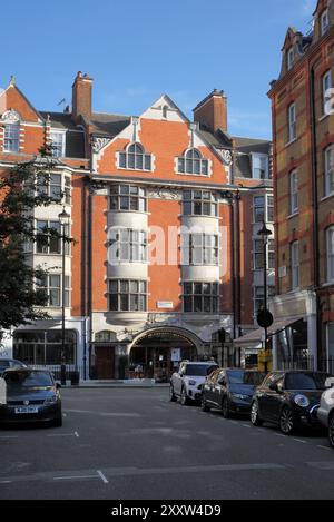 Un soleil d'été de fin de soirée brille sur la brique rouge glorieuse de New Cavendish Street, Marylebone, Londres. Banque D'Images