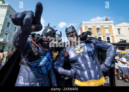 Londres, Royaume-Uni. 26 août 2024. Costumé les participants en Batman le deuxième jour du carnaval de Notting Hill. Le plus grand festival de rue d’Europe se déroule sur deux jours et célèbre la culture caribéenne avec plus d’un million de personnes attendues chaque jour. Credit : Stephen Chung / Alamy Live News Banque D'Images