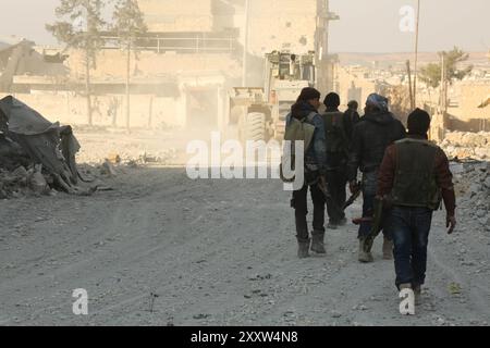 Les forces turques et l’Armée syrienne libre (ASL) contrôlent désormais toute la ville d’Al-Bab. Les forces turques et l'ASL ont réussi à s'emparer de la ville, malgré la résistance acharnée des combattants de l'État islamique restants dans la ville, au moyen d'intenses frappes aériennes d'avions de guerre et de tirs d'artillerie lourde Banque D'Images