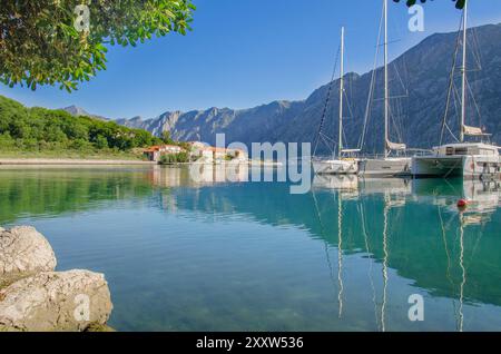 Port de Prcanj avec vue sur la baie de Kotor, Monténégro, Europe. Banque D'Images