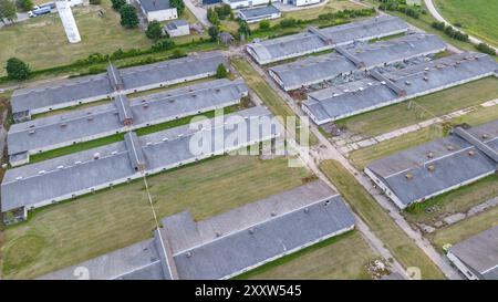 Photographie par drone d'une ancienne usine de poulet intérieure pendant la journée nuageuse d'été Banque D'Images