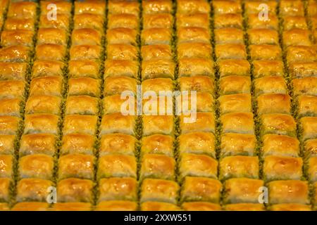 Fond doré de baklava. Les couches feuilletées sont remplies de pistaches et glacées avec du sirop Banque D'Images