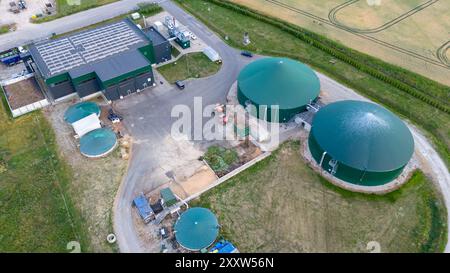 Photographie par drone de l'usine de biogaz dans le paysage rural pendant la journée nuageuse d'été Banque D'Images