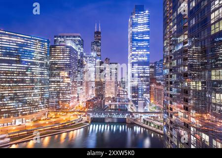 Chicago, Illinois USA Skyline sur la rivière au crépuscule. Banque D'Images