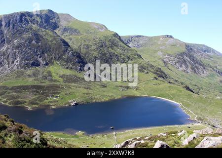Vue vers le bas en direction de Llyn Idwal depuis la voie vers le bas depuis Llyn Bochlwyd Banque D'Images