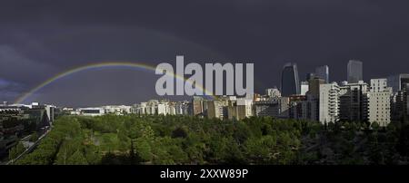 Ciel d'orage et arc-en-ciel sur la Défense côté Courbevoie, France Banque D'Images