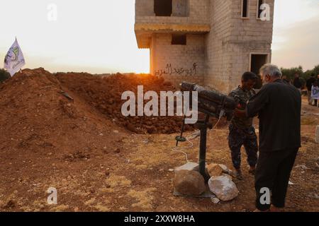 Azaz, Syrie. 11 octobre 2019. L’Armée syrienne libre soutenue par la Turquie, officiellement connue sous le nom d’Armée nationale syrienne, cible certaines positions du parti kurde PKK et des Forces démocratiques syriennes (FDS) dans la ville syrienne de Tal Rifaat avec des tirs de mortier et de roquettes. L’action a été menée en réponse au ciblage de la ville d’Azaz par les forces kurdes vendredi après-midi, au moment où la Turquie, avec l’Armée nationale syrienne, entreprend l’offensive militaire « printemps de la paix » dans le nord de la Syrie, à l’est de l’Euphrate, dans le but déclaré de créer une zone de sécurité qui pousserait Kurdi Banque D'Images