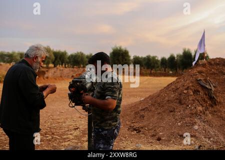 Azaz, Syrie. 11 octobre 2019. L’Armée syrienne libre soutenue par la Turquie, officiellement connue sous le nom d’Armée nationale syrienne, cible certaines positions du parti kurde PKK et des Forces démocratiques syriennes (FDS) dans la ville syrienne de Tal Rifaat avec des tirs de mortier et de roquettes. L’action a été menée en réponse au ciblage de la ville d’Azaz par les forces kurdes vendredi après-midi, au moment où la Turquie, avec l’Armée nationale syrienne, entreprend l’offensive militaire « printemps de la paix » dans le nord de la Syrie, à l’est de l’Euphrate, dans le but déclaré de créer une zone de sécurité qui pousserait Kurdi Banque D'Images