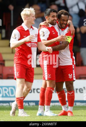 Maz Kouhyar (au centre) des Kidderminster Harriers célèbre avoir marqué le troisième but de leur équipe du match avec ses coéquipiers Joe Foulkes (à gauche) et Ashley Hemmings lors du match de la Ligue nationale Vanarama au stade Aggborough, à Kidderminster. Date de la photo : lundi 26 août 2024. Banque D'Images