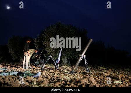 Azaz, Syrie. 11 octobre 2019. L’Armée syrienne libre soutenue par la Turquie, officiellement connue sous le nom d’Armée nationale syrienne, cible certaines positions du parti kurde PKK et des Forces démocratiques syriennes (FDS) dans la ville syrienne de Tal Rifaat avec des tirs de mortier et de roquettes. L’action a été menée en réponse au ciblage de la ville d’Azaz par les forces kurdes vendredi après-midi, au moment où la Turquie, avec l’Armée nationale syrienne, entreprend l’offensive militaire « printemps de la paix » dans le nord de la Syrie, à l’est de l’Euphrate, dans le but déclaré de créer une zone de sécurité qui pousserait Kurdi Banque D'Images