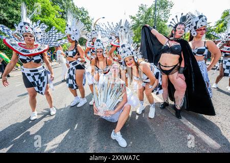 Londres, Royaume-Uni. 26 août 2024. Le lundi du Carnaval de Notting Hill. L'événement annuel dans les rues du Royal Borough de Kensington et Chelsea, pendant le week-end du jour férié du mois d'août. Il est dirigé par des membres de la communauté britannique des Antilles et attire environ un million de personnes chaque année, ce qui en fait l'un des plus grands festivals de rue au monde. Crédit : Guy Bell/Alamy Live News Banque D'Images