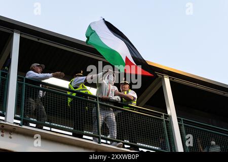 Chicago, États-Unis. 21 août 2024. Les policiers de Chicago tentent d'empêcher un manifestant d'agiter le drapeau palestinien sur un quai de train surélevé lors d'une manifestation devant la Convention nationale démocrate à Union Park à Chicago, Illinois, mercredi 21 août 2024. Des milliers de militants pro-palestiniens ont participé aux marches et manifestations organisées tout au long de la semaine du DNC pour protester contre le soutien des États-Unis à Israël et exiger un cessez-le-feu à la guerre à Gaza. Crédit : Sipa USA/Alamy Live News Banque D'Images