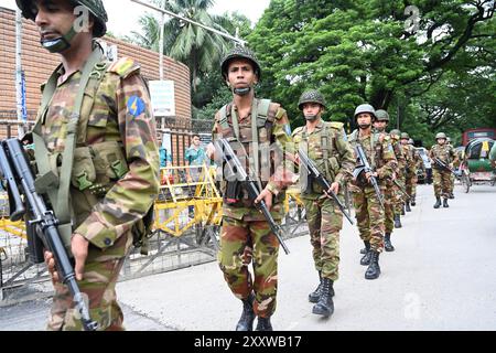 Dhaka, Bangladesh. 26 août 2024. Des soldats de l'armée bangladaise escortent une procession pendant le défilé des dévots hindous alors qu'ils prennent part aux célébrations de Janmashtami, un festival marquant la naissance de la divinité hindoue Krishna, à Dhaka, au Bangladesh, le 26 septembre 2024. Selon la mythologie et le livre sacré de l'hindouisme Puranas, Krishna est l'incarnation du Seigneur Vishnu, qui a pris naissance pour tuer son oncle maternel le méchant roi Kansa et libérer les gens de Mathura et d'autres villes voisines de sa cruauté et les sauver de ses griffes maléfiques. Crédit : Mamunur Rashid/Alamy Live News Banque D'Images