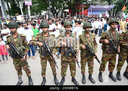 Dhaka, Bangladesh. 26 août 2024. Des soldats de l'armée bangladaise escortent une procession pendant le défilé des dévots hindous alors qu'ils prennent part aux célébrations de Janmashtami, un festival marquant la naissance de la divinité hindoue Krishna, à Dhaka, au Bangladesh, le 26 septembre 2024. Selon la mythologie et le livre sacré de l'hindouisme Puranas, Krishna est l'incarnation du Seigneur Vishnu, qui a pris naissance pour tuer son oncle maternel le méchant roi Kansa et libérer les gens de Mathura et d'autres villes voisines de sa cruauté et les sauver de ses griffes maléfiques. Crédit : Mamunur Rashid/Alamy Live News Banque D'Images