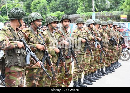 Dhaka, Bangladesh. 26 août 2024. Des soldats de l'armée bangladaise escortent une procession pendant le défilé des dévots hindous alors qu'ils prennent part aux célébrations de Janmashtami, un festival marquant la naissance de la divinité hindoue Krishna, à Dhaka, au Bangladesh, le 26 septembre 2024. Selon la mythologie et le livre sacré de l'hindouisme Puranas, Krishna est l'incarnation du Seigneur Vishnu, qui a pris naissance pour tuer son oncle maternel le méchant roi Kansa et libérer les gens de Mathura et d'autres villes voisines de sa cruauté et les sauver de ses griffes maléfiques. Crédit : Mamunur Rashid/Alamy Live News Banque D'Images