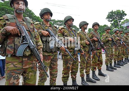 Dhaka, Bangladesh. 26 août 2024. Des soldats de l'armée bangladaise escortent une procession pendant le défilé des dévots hindous alors qu'ils prennent part aux célébrations de Janmashtami, un festival marquant la naissance de la divinité hindoue Krishna, à Dhaka, au Bangladesh, le 26 septembre 2024. Selon la mythologie et le livre sacré de l'hindouisme Puranas, Krishna est l'incarnation du Seigneur Vishnu, qui a pris naissance pour tuer son oncle maternel le méchant roi Kansa et libérer les gens de Mathura et d'autres villes voisines de sa cruauté et les sauver de ses griffes maléfiques. Crédit : Mamunur Rashid/Alamy Live News Banque D'Images