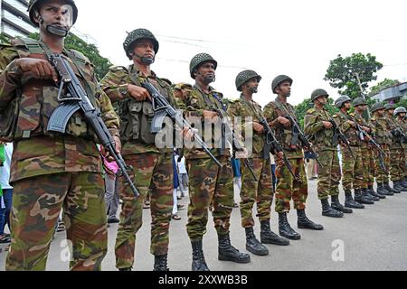 Dhaka, Bangladesh. 26 août 2024. Des soldats de l'armée bangladaise escortent une procession pendant le défilé des dévots hindous alors qu'ils prennent part aux célébrations de Janmashtami, un festival marquant la naissance de la divinité hindoue Krishna, à Dhaka, au Bangladesh, le 26 septembre 2024. Selon la mythologie et le livre sacré de l'hindouisme Puranas, Krishna est l'incarnation du Seigneur Vishnu, qui a pris naissance pour tuer son oncle maternel le méchant roi Kansa et libérer les gens de Mathura et d'autres villes voisines de sa cruauté et les sauver de ses griffes maléfiques. Crédit : Mamunur Rashid/Alamy Live News Banque D'Images