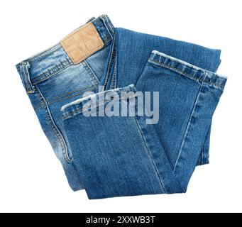 Jean bleu foncé plié sur fond blanc. Tissu. Les jeans isolent Banque D'Images