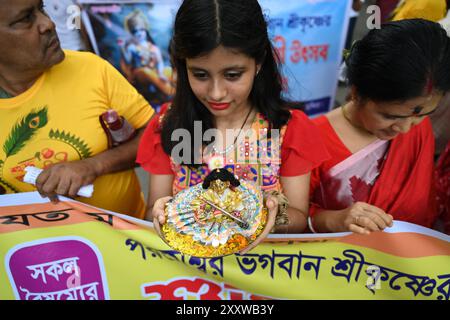 Dhaka, Bangladesh. 26 août 2024. Les dévots hindous défilent alors qu’ils participent aux célébrations de Janmashtami, un festival marquant la naissance de la divinité hindoue Krishna, à Dhaka, au Bangladesh, le 26 septembre 2024. Selon la mythologie et le livre sacré de l'hindouisme Puranas, Krishna est l'incarnation du Seigneur Vishnu, qui a pris naissance pour tuer son oncle maternel le méchant roi Kansa et libérer les gens de Mathura et d'autres villes voisines de sa cruauté et les sauver de ses griffes maléfiques. Crédit : Mamunur Rashid/Alamy Live News Banque D'Images