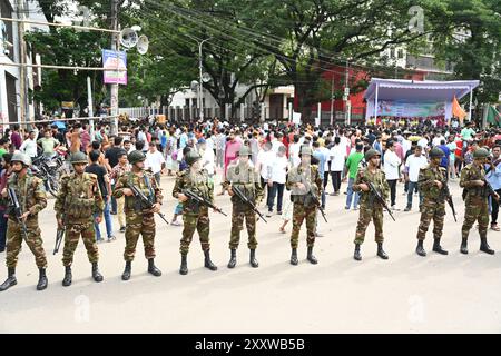 Dhaka, Bangladesh. 26 août 2024. Des soldats de l'armée bangladaise escortent une procession pendant le défilé des dévots hindous alors qu'ils prennent part aux célébrations de Janmashtami, un festival marquant la naissance de la divinité hindoue Krishna, à Dhaka, au Bangladesh, le 26 septembre 2024. Selon la mythologie et le livre sacré de l'hindouisme Puranas, Krishna est l'incarnation du Seigneur Vishnu, qui a pris naissance pour tuer son oncle maternel le méchant roi Kansa et libérer les gens de Mathura et d'autres villes voisines de sa cruauté et les sauver de ses griffes maléfiques. Crédit : Mamunur Rashid/Alamy Live News Banque D'Images