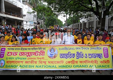 Dhaka, Bangladesh. 26 août 2024. Les dévots hindous défilent alors qu’ils participent aux célébrations de Janmashtami, un festival marquant la naissance de la divinité hindoue Krishna, à Dhaka, au Bangladesh, le 26 septembre 2024. Selon la mythologie et le livre sacré de l'hindouisme Puranas, Krishna est l'incarnation du Seigneur Vishnu, qui a pris naissance pour tuer son oncle maternel le méchant roi Kansa et libérer les gens de Mathura et d'autres villes voisines de sa cruauté et les sauver de ses griffes maléfiques. Crédit : Mamunur Rashid/Alamy Live News Banque D'Images