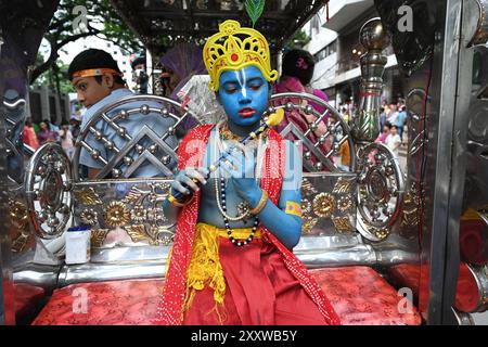 Dhaka, Bangladesh. 26 août 2024. Les dévots hindous défilent alors qu’ils participent aux célébrations de Janmashtami, un festival marquant la naissance de la divinité hindoue Krishna, à Dhaka, au Bangladesh, le 26 septembre 2024. Selon la mythologie et le livre sacré de l'hindouisme Puranas, Krishna est l'incarnation du Seigneur Vishnu, qui a pris naissance pour tuer son oncle maternel le méchant roi Kansa et libérer les gens de Mathura et d'autres villes voisines de sa cruauté et les sauver de ses griffes maléfiques. Crédit : Mamunur Rashid/Alamy Live News Banque D'Images