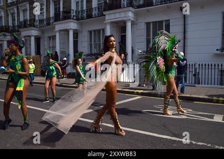 Londres, Royaume-Uni. 26 août 2024. Les danseurs se produisent dans le défilé le deuxième jour du Carnaval de Notting Hill de cette année. L'événement annuel dans le quartier populaire de Notting Hill à Londres attire environ un million de personnes et est avant tout une célébration de la culture caribéenne. Crédit : Vuk Valcic/Alamy Live News Banque D'Images