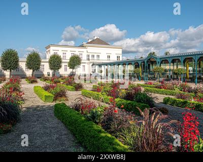 Herrenhäusaer Gärten zu Hannover Die Herrenhäuser Gärten zählen zu den bedeutendsten und am besten erhaltenen Barockgärten Europas und stellen ein herausragendes Beispiel europäischer Gartenkunst dar. *** Jardins d'Herrenhausen à Hanovre les jardins d'Herrenhausen sont parmi les jardins baroques les plus importants et les mieux conservés d'Europe et sont un exemple exceptionnel de conception de jardins européens Copyright : xBerndxGüntherx Banque D'Images