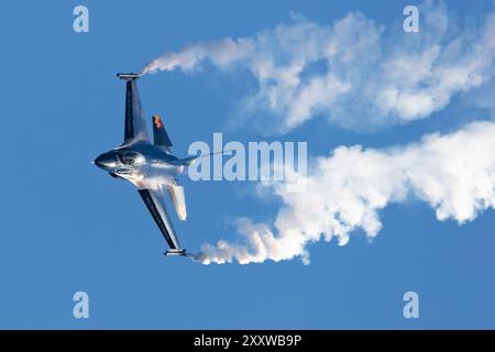 Radom, Pologne - 25 août 2023 : vol d'un avion de chasse à réaction Lockheed F-16 de l'armée de l'air belge Fighting Falcon. Aviation et avions militaires. Banque D'Images