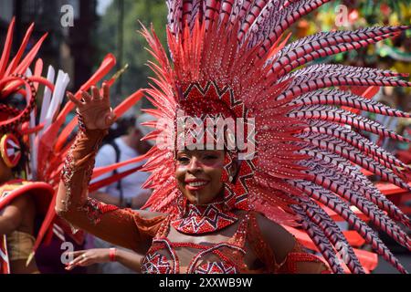 Londres, Royaume-Uni. 26 août 2024. Un danseur portant un costume élaboré se produit dans la parade le deuxième jour du Carnaval de Notting Hill de cette année. L'événement annuel dans le quartier populaire de Notting Hill à Londres attire environ un million de personnes et est avant tout une célébration de la culture caribéenne. Crédit : Vuk Valcic/Alamy Live News Banque D'Images