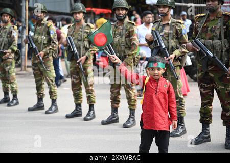 Dhaka, Bangladesh. 26 août 2024. Des soldats de l'armée bangladaise escortent une procession pendant le défilé des dévots hindous alors qu'ils prennent part aux célébrations de Janmashtami, un festival marquant la naissance de la divinité hindoue Krishna, à Dhaka, au Bangladesh, le 26 septembre 2024. Selon la mythologie et le livre sacré de l'hindouisme Puranas, Krishna est l'incarnation du Seigneur Vishnu, qui a pris naissance pour tuer son oncle maternel le méchant roi Kansa et libérer les gens de Mathura et d'autres villes voisines de sa cruauté et les sauver de ses griffes maléfiques. Crédit : Mamunur Rashid/Alamy Live News Banque D'Images