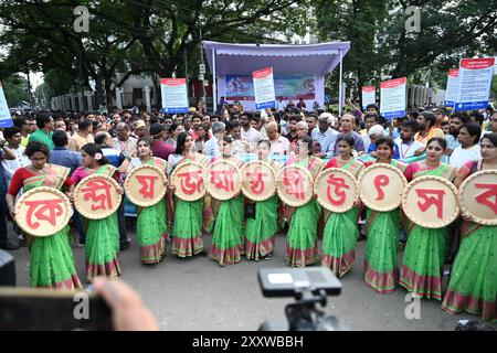 Dhaka, Bangladesh. 26 août 2024. Les dévots hindous défilent alors qu’ils participent aux célébrations de Janmashtami, un festival marquant la naissance de la divinité hindoue Krishna, à Dhaka, au Bangladesh, le 26 septembre 2024. Selon la mythologie et le livre sacré de l'hindouisme Puranas, Krishna est l'incarnation du Seigneur Vishnu, qui a pris naissance pour tuer son oncle maternel le méchant roi Kansa et libérer les gens de Mathura et d'autres villes voisines de sa cruauté et les sauver de ses griffes maléfiques. Crédit : Mamunur Rashid/Alamy Live News Banque D'Images