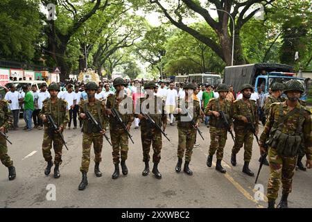 Dhaka, Bangladesh. 26 août 2024. Des soldats de l'armée bangladaise escortent une procession pendant le défilé des dévots hindous alors qu'ils prennent part aux célébrations de Janmashtami, un festival marquant la naissance de la divinité hindoue Krishna, à Dhaka, au Bangladesh, le 26 septembre 2024. Selon la mythologie et le livre sacré de l'hindouisme Puranas, Krishna est l'incarnation du Seigneur Vishnu, qui a pris naissance pour tuer son oncle maternel le méchant roi Kansa et libérer les gens de Mathura et d'autres villes voisines de sa cruauté et les sauver de ses griffes maléfiques. Crédit : Mamunur Rashid/Alamy Live News Banque D'Images