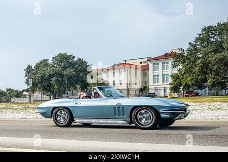 Gulfport, Mississippi - 5 octobre 2023 : vue latérale grand angle d'une Corvette Stingray Cabriolet 1966 de Chevrolet lors d'un salon automobile local. Banque D'Images