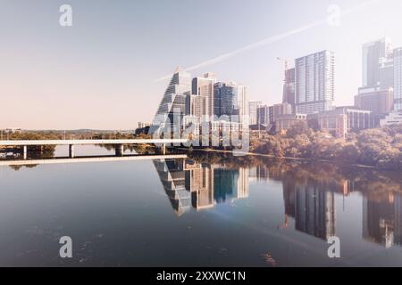 Horizon du centre-ville d'Austin. Austin est la capitale du Texas, aux États-Unis. Vue panoramique sur le quartier central des affaires et le lac Lady Bird sur le fleuve Colorado. Banque D'Images