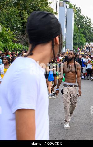 Londres, Royaume-Uni. 26 août 2024. Les gens apprécient le carnaval aujourd'hui, à Londres, au Royaume-Uni, mais avec des tensions après les coups de couteau d'hier laissant trois personnes à l'hôpital crédit : Mary-lu Bakker/Alamy Live News Banque D'Images