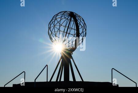 Honningsvag, Norvège. 05 août 2024. Le Cap Nord avec son globe en acier. Crédit : Patrick Pleul/dpa/Alamy Live News Banque D'Images