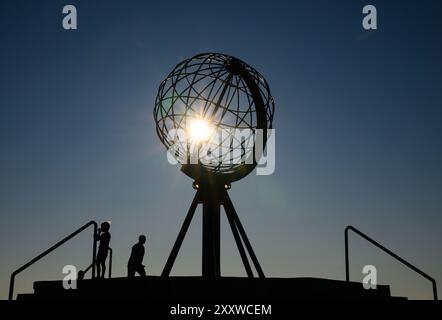 Honningsvag, Norvège. 05 août 2024. Le Cap Nord avec son globe en acier. Crédit : Patrick Pleul/dpa/Alamy Live News Banque D'Images