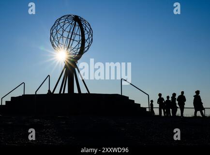 Honningsvag, Norvège. 05 août 2024. Le Cap Nord avec son globe en acier. Crédit : Patrick Pleul/dpa/Alamy Live News Banque D'Images