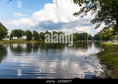 Photo pittoresque de Mill Pond entouré de maisons Banque D'Images