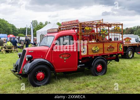 Camion Ford Fruiterer rouge vintage classique au Royal Bath and West Show, Shepton Mallet, Somerset, Angleterre, Royaume-Uni Banque D'Images