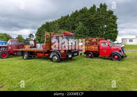 Deux camions Fruiterer rouges restaurés au Royal Bath and West Show, Shepton Mallet, Somerset, Angleterre, Royaume-Uni Banque D'Images