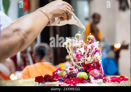 Guwahati, Inde. 26 août 2024. Les dévots offrent des prières au seigneur de la divinité hindoue Krishna à l'occasion du festival Janmashtami, au temple de la Société internationale pour la conscience de Krishna (ISKCON), le 26 août 2024 à Guwahati, Inde. Crédit : David Talukdar/Alamy Live News crédit : David Talukdar/Alamy Live News Banque D'Images