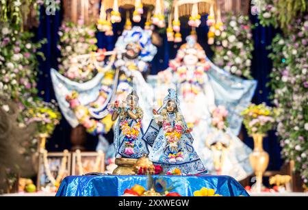 Guwahati, Inde. 26 août 2024. Les dévots offrent des prières au seigneur de la divinité hindoue Krishna à l'occasion du festival Janmashtami, au temple de la Société internationale pour la conscience de Krishna (ISKCON), le 26 août 2024 à Guwahati, Inde. Crédit : David Talukdar/Alamy Live News crédit : David Talukdar/Alamy Live News Banque D'Images